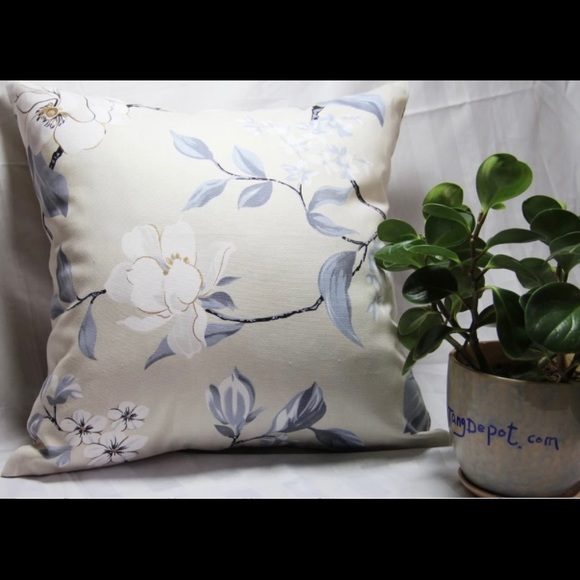 Set of 2 Magnificent MAGNOLIA FLOWERS & Blossoms Toss Pillow Covers NEW! - Picture 1 of 3